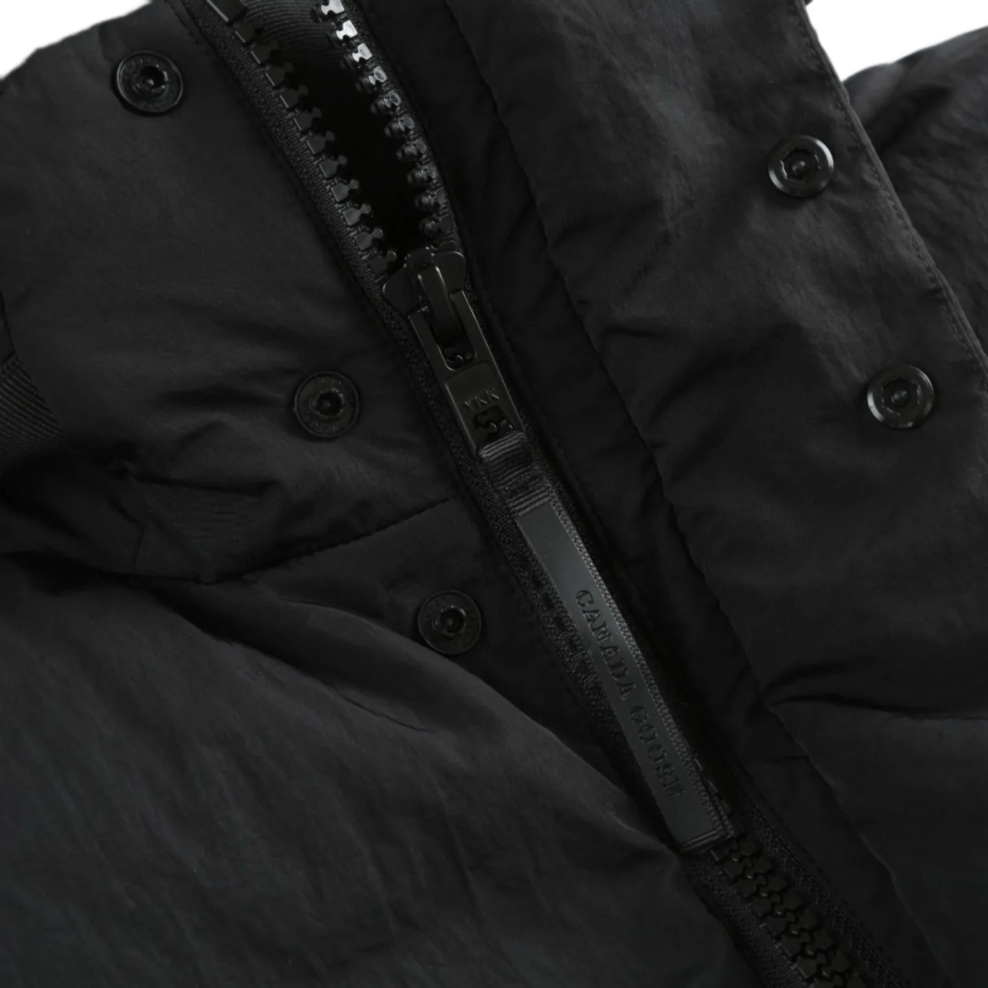 P760 Exclusive Supply] Canada Goose Black Label Down Vest is made of high-quality protective nylon fabric, which not only enhances the wear resistance of the surface, but also takes into account wind resistance, ensuring excellent performance in various harsh weather conditions. Made of 90 national standard high-quality white duck down, selected high-loft velvet with a weight of 170g, it is light and warm, has excellent temperature locking performance and good resilience. Precision thread reinforcement prevents linting and ensures the fluffy and resilient elasticity lasts as new. The ribbon is woven with polyester as the base, and the brand letters are decorated on the ribbon through high-precision computer embroidery. The edges of the pattern are clear, the stitches are fine and even, and multiple layers of embroidery thread are stacked to enhance the three-dimensional effect. Size:S-M-L-XL